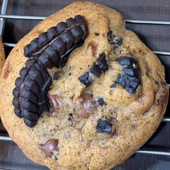 Cookies and cream cookie